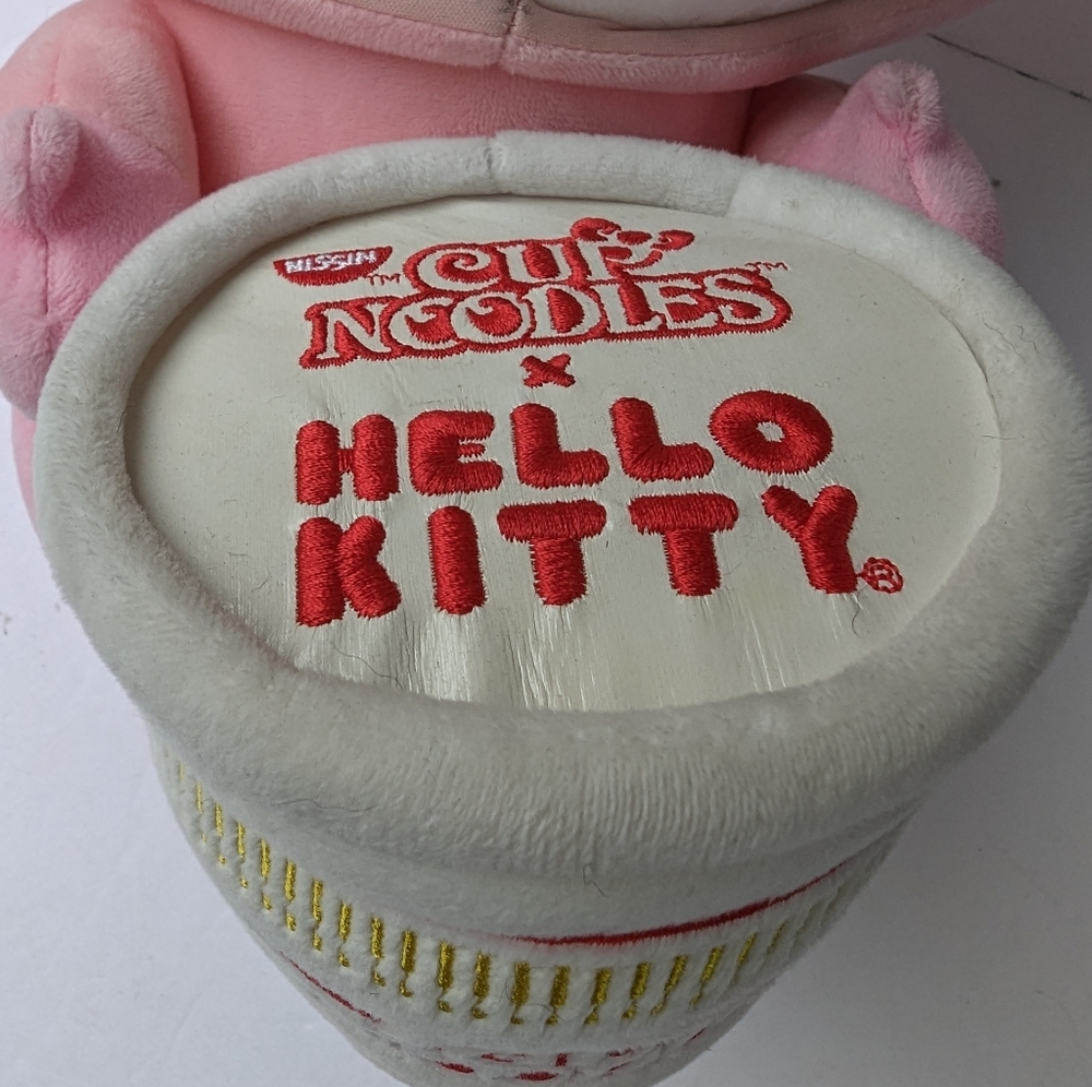 Hello Kitty x Nissin Cup of Noodles in Pig costume plush toy - Picture 5 of 10